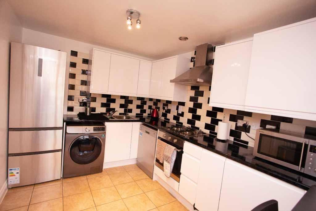 Oxley Comfy House - Oxley Park Holiday home Milton Keynes